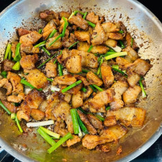 Thịt Rang Cháy Cạnh Hành Lá Thơm Lừng