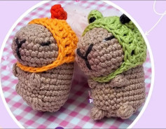 Tiernos capibaras de crochet con gorritos coloridos