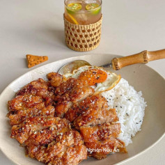 TRỔ TÀI VỚI GIA ĐÌNH VỚI CÔNG THỨC LÀM CƠM GÀ GIÒN BƠ TỎI THƠM PHỨC, GIÒN RỤM, NGON KHÓ CƯỠNG.