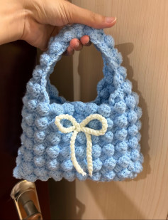 Từng mũi kim, từng sợi len, ghép lại thành chiếc túi nhỏ xinh mang đầy yêu thương😍