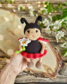 Вязаная игрушка Божья коровка с цветком: схема и описание