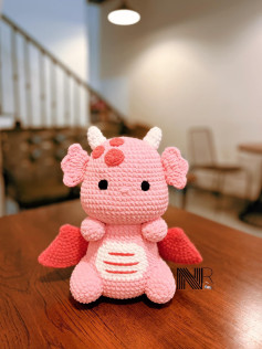 Вязаная игрушка дракончик с крыльями и рожками