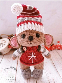 Вязаная мышка в праздничной шапке и свитере с узором