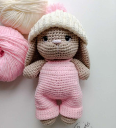 Вязаный зайчик в розовом комбинезоне и шапочке