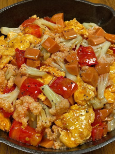 Xào Lạp Xưởng Trứng Bông Cải Đỏ