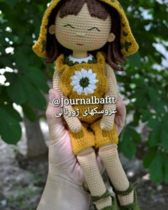 عروسک قلاب بافی با کلاه زرد گل‌دار