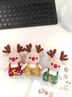 Adorable Crochet Reindeer Trio with Colorful Outfits Pattern