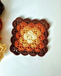 Autumn Toned Crochet Square Pattern with Scalloped Edges