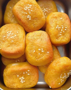 Bánh Bí Đỏ Nướng Mè Thơm Lừng Giòn Rụm