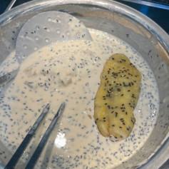 Bánh Chuối Chiên Vừng Giòn Rụm Thơm Ngọt