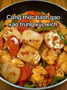 Bánh gạo xào trứng xúc xích đậm đà hương vị