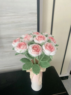 Bó hoa hồng móc len tinh tế cho không gian thêm lãng mạn