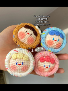 Bộ sưu tập móc len bánh ngọt mini với khuôn mặt dễ thương