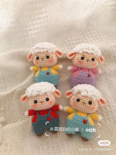 Bộ tứ búp bê len cừu đáng yêu với kính tròn và áo yếm