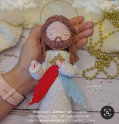 Boneco de Crochê de Jesus com Detalhes Coloridos