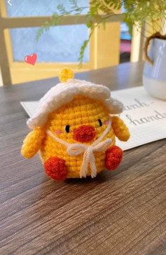 Búp bê gà dễ thương với mũ len trắng và nơ thắt cổ