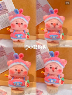 Búp bê heo móc len dễ thương với trang phục màu sắc nổi bật