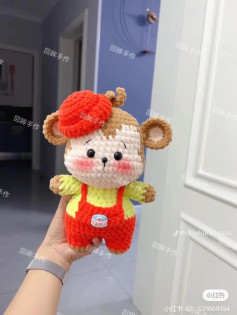 Búp bê khỉ móc len đáng yêu với mũ đỏ và áo yếm cam