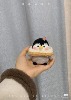 Búp bê móc len chim cánh cụt dễ thương với mũ sinh nhật