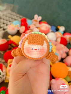 Búp bê móc len dễ thương với khuôn mặt hồng hào