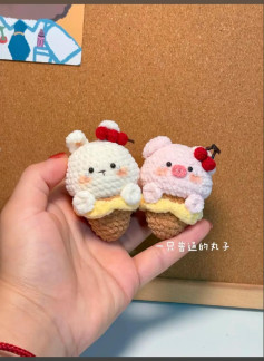 Cặp thú nhồi bông hình kem đáng yêu với quả cherry trên đầu