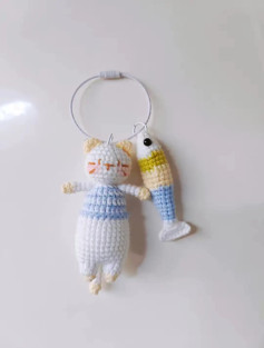 Chart móc len mèo trắng dễ thương và cá nhỏ