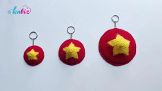 Chart móc len móc khóa ngôi sao vàng trên nền đỏ