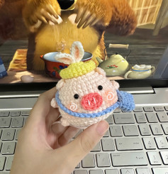 Chú heo móc len dễ thương với tai thỏ và mũ vàng