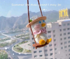 Chú vịt len đáng yêu đung đưa trên xích đu mùa hè