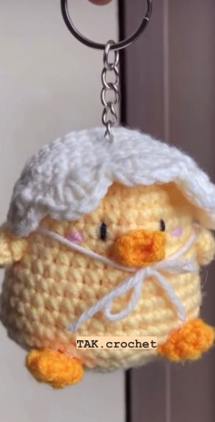 Chú vịt móc len dễ thương với chiếc mũ trắng xinh xắn