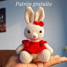 Conejito de ganchillo adorable con vestido rojo