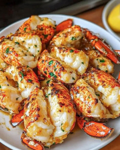 CÔNG THỨC LÀM ĐUÔI TÔM HÙM SỐT BƠ TỎI SIÊU SANG CHẢNH ĂN LÀ GHIỀN.