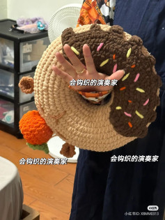 Creative Crochet Donut Design with Colorful Toppings