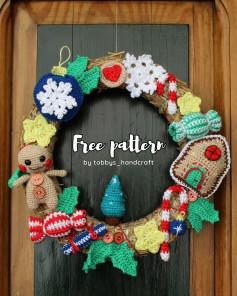 Crochet Christmas Wreath Pattern with Gingerbread and Ornaments