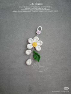 Crochet Daisy Keychain Pattern for Beginners to Enjoy Crafting