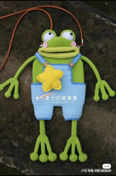 Crochet Frog Bag Pattern with Overalls and Star Decoration
