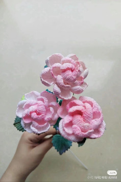 Crochet Pattern for Beautiful Pink Roses with Leaves
