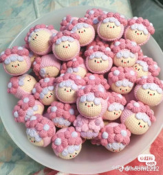 Đàn cừu len màu hồng dễ thương trong chiếc bát sứ