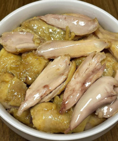 Đùi gà hấp muối thơm ngon, mềm mọng, đậm đà vị tự nhiên