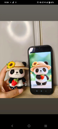 Gấu trúc móc len dễ thương với mũ và hoa hướng dương