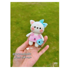 گربه عروسکی با لباس صورتی و ماهی