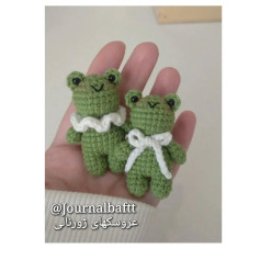 قورباغه‌های قلاب‌بافی کوچک با یقه‌ی سفید