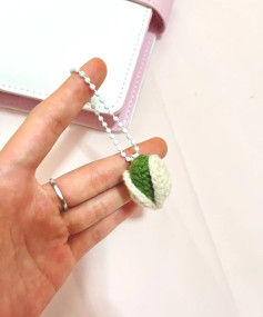 Móc len hạt dẻ nhỏ xinh làm móc khóa hoặc trang trí.