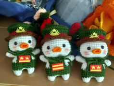 Móc len vịt nhỏ đội mũ xanh, mặc đồng phục lính