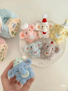 Móc len voi dễ thương với nhiều màu sắc và phụ kiện