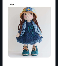 Muñeca de ganchillo con vestido azul y sombrero de flores