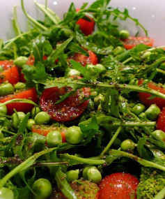 Освежающий салат с рукколой и сладкой горчичной заправкой