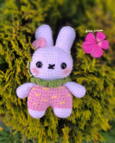 Patrón de conejo amigurumi con pantalones rosados y bufanda verde