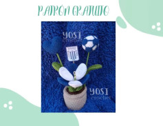 Patrón de maceta con flores y balón de fútbol en crochet