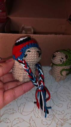 Pequeño animal de ganchillo con gorro colorido